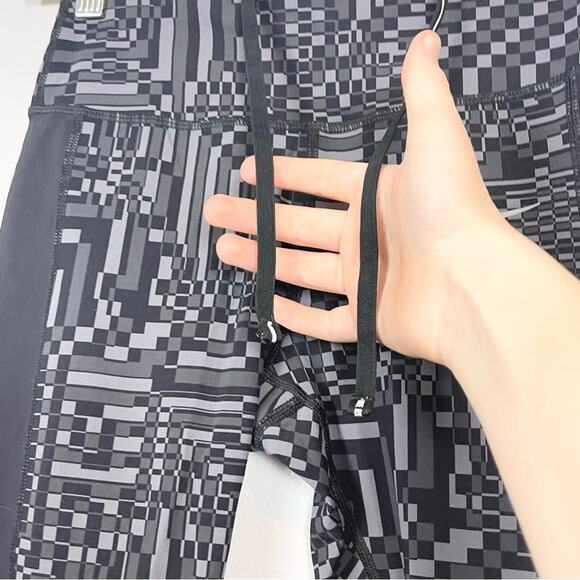 Nike Dri-Fit Athletic Cropped Leggings Woman’s size S Black and White - Picture 3 of 9